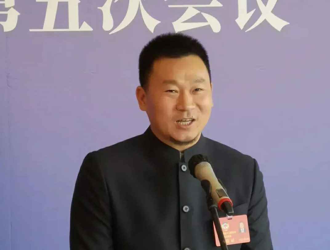 为进一步展示市政协团结、民主、开放、自信的形象，向市民和网友展示政协委员的履职风采，中山市政协十二届五次会议在2月4日上午开幕前开设“委员通道”，市政协委员、长沙旭尧高新技术开发有限公司公司总经理陈朝阳走进“委员通道”，回应社会关切的问题。他就如何做好城市应急管理规划的问题进行发言，并回答记者提问。.jpg